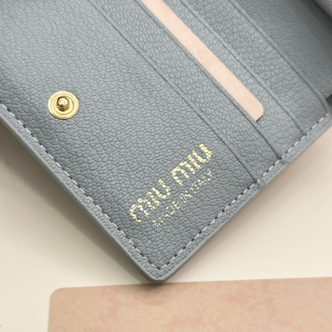 ミュウミュウ「Miu Miu」多機能二つ折りスモールウォレット