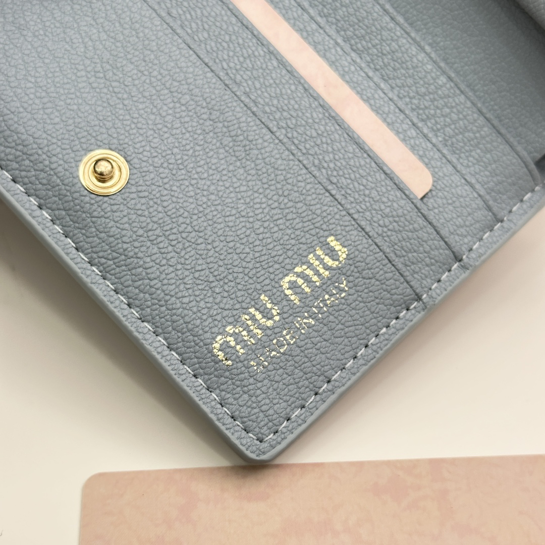 ミュウミュウ「Miu Miu」多機能二つ折りスモールウォレット