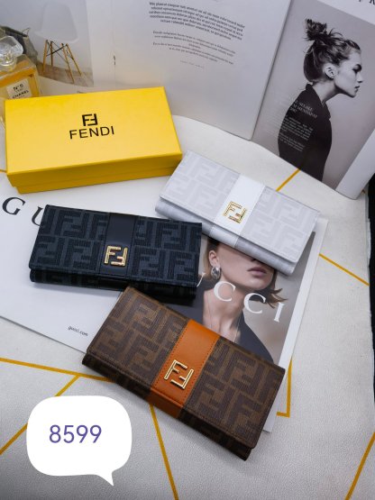フェンディ「Fendi」高級エンボス牛革の大きな イタリア製財布