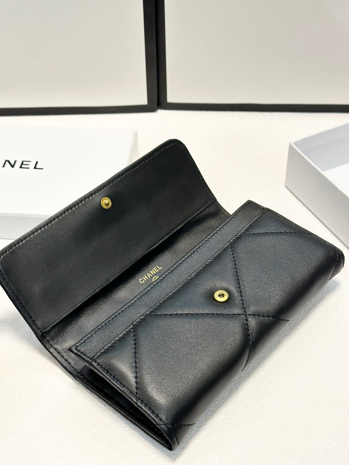シャネル「Chanel」二つ折りレザーウォレット