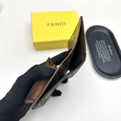 フェンディ「Fendi」高級エンボス牛革の大きな イタリア製財布