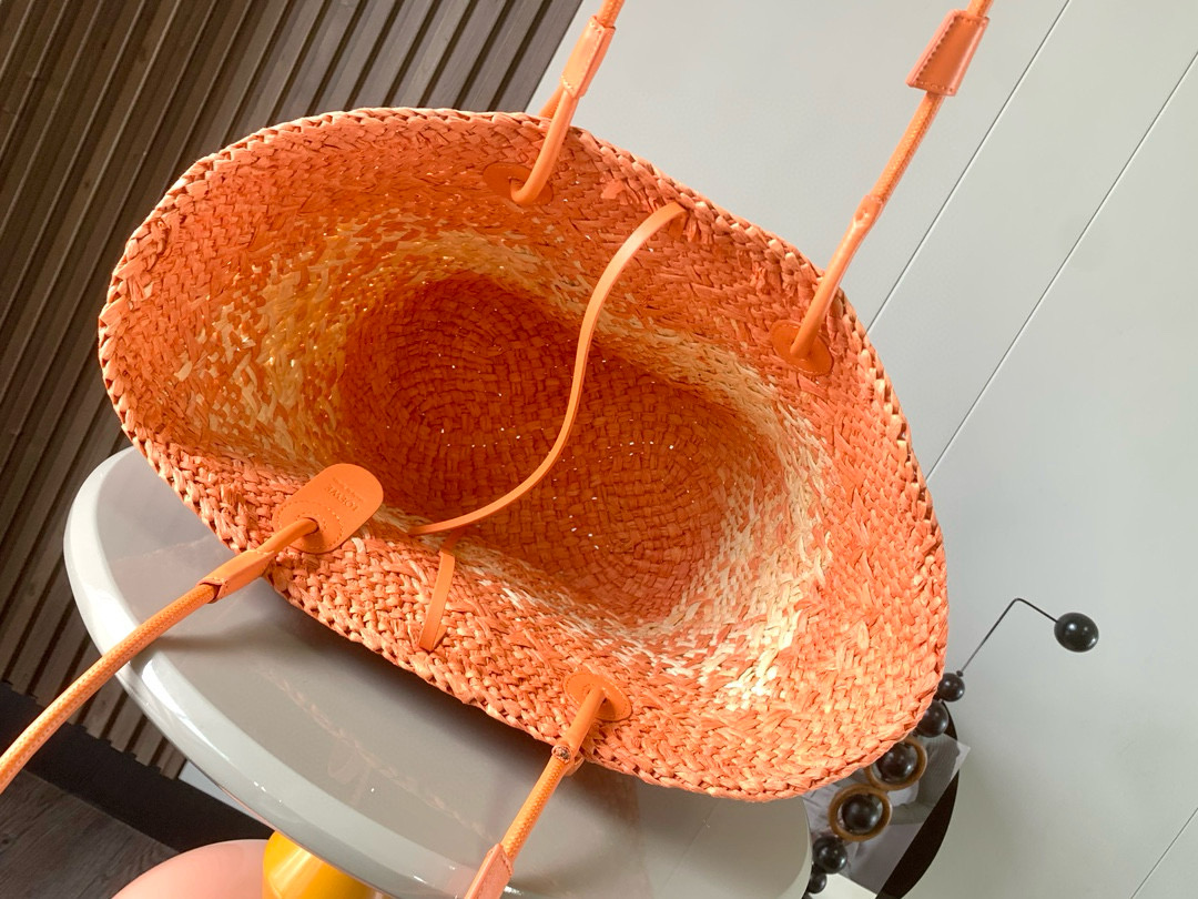 ロエベ「LOEWE」アナグラム バスケットバッグ ミディアム（イラカヤシ&カーフ）