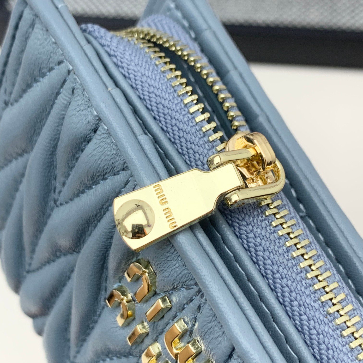 ミュウミュウ「Miu Miu」マテラッセレザー ジップアラウンド 折り財布