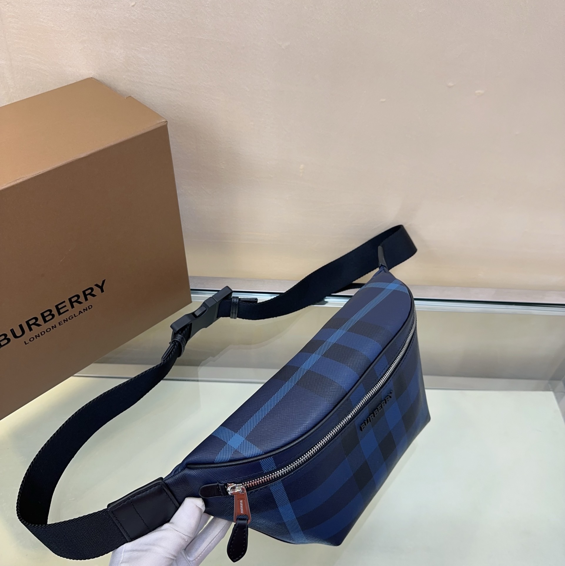 バーバリー「Burberry」深い青色トレンチ ウエストバッグ