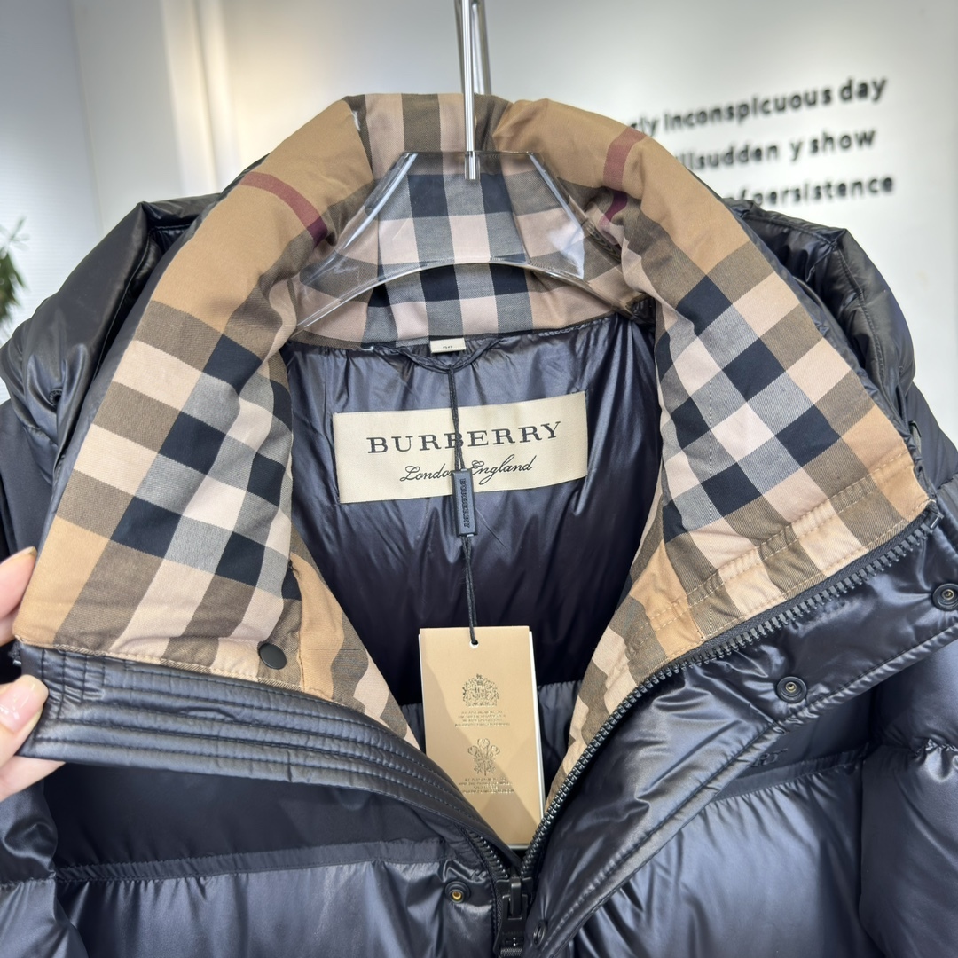 バーバリー「Burberry」アルファベットエンブレムダウンジャケット