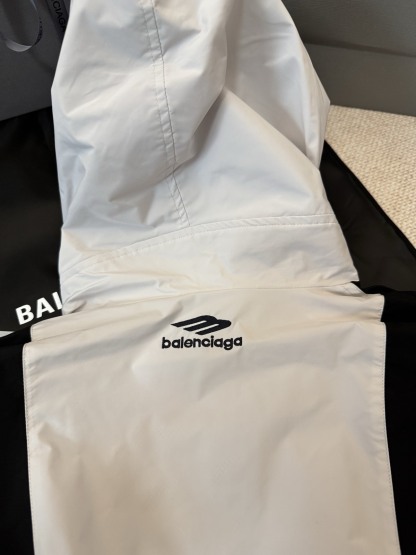 バレンシアガ「Balenciaga」‌赤と黒のエンボス刺繍ジャケット