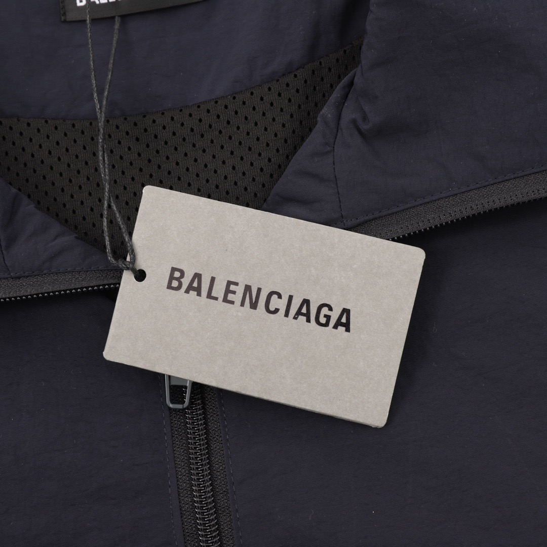 バレンシアガ「Balenciaga」BLCGコラージュアルファベットプリントジャケットポンチョ