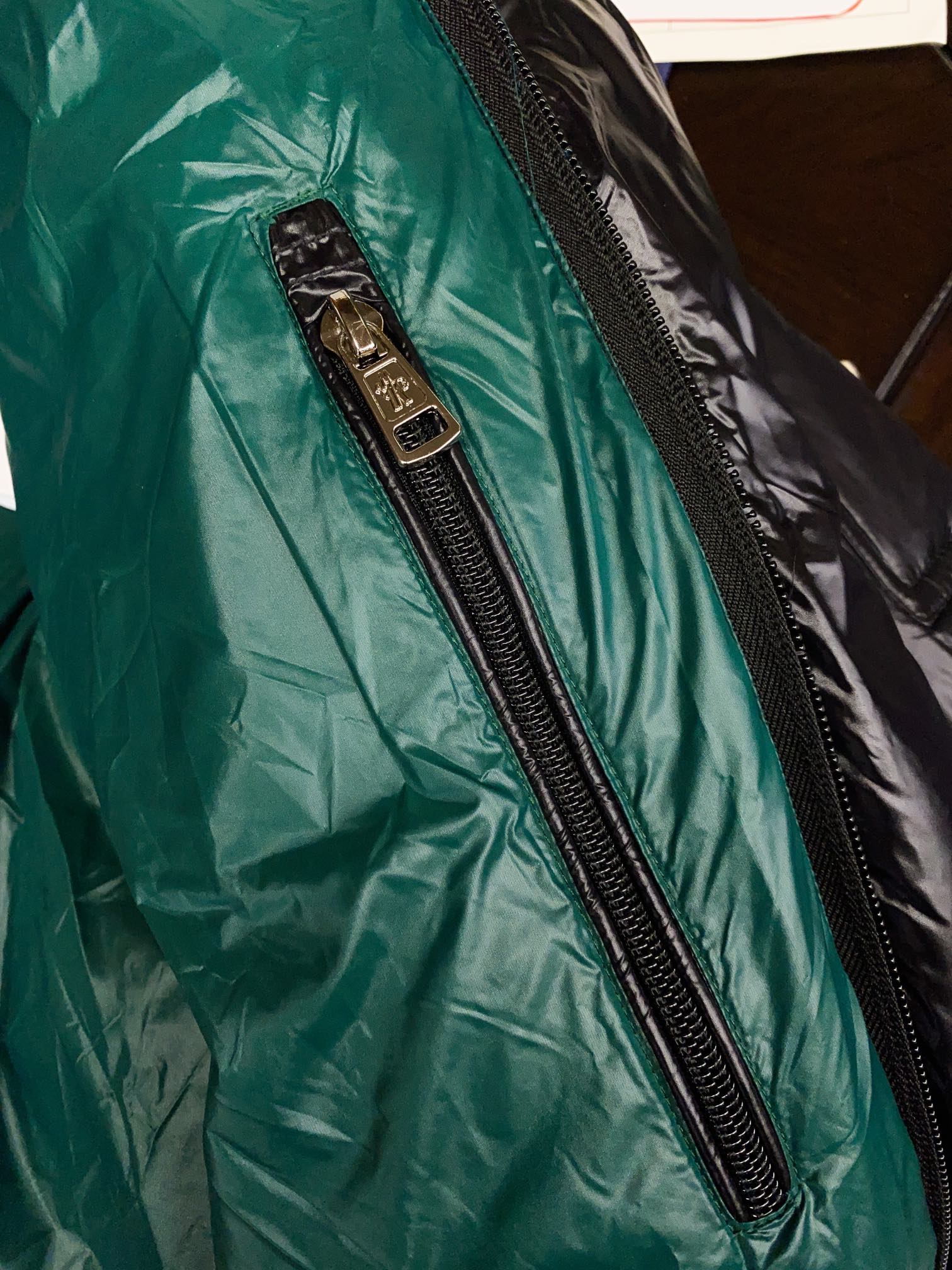 モンクレール「Moncler」ミドル丈フード付きダウンジャケット