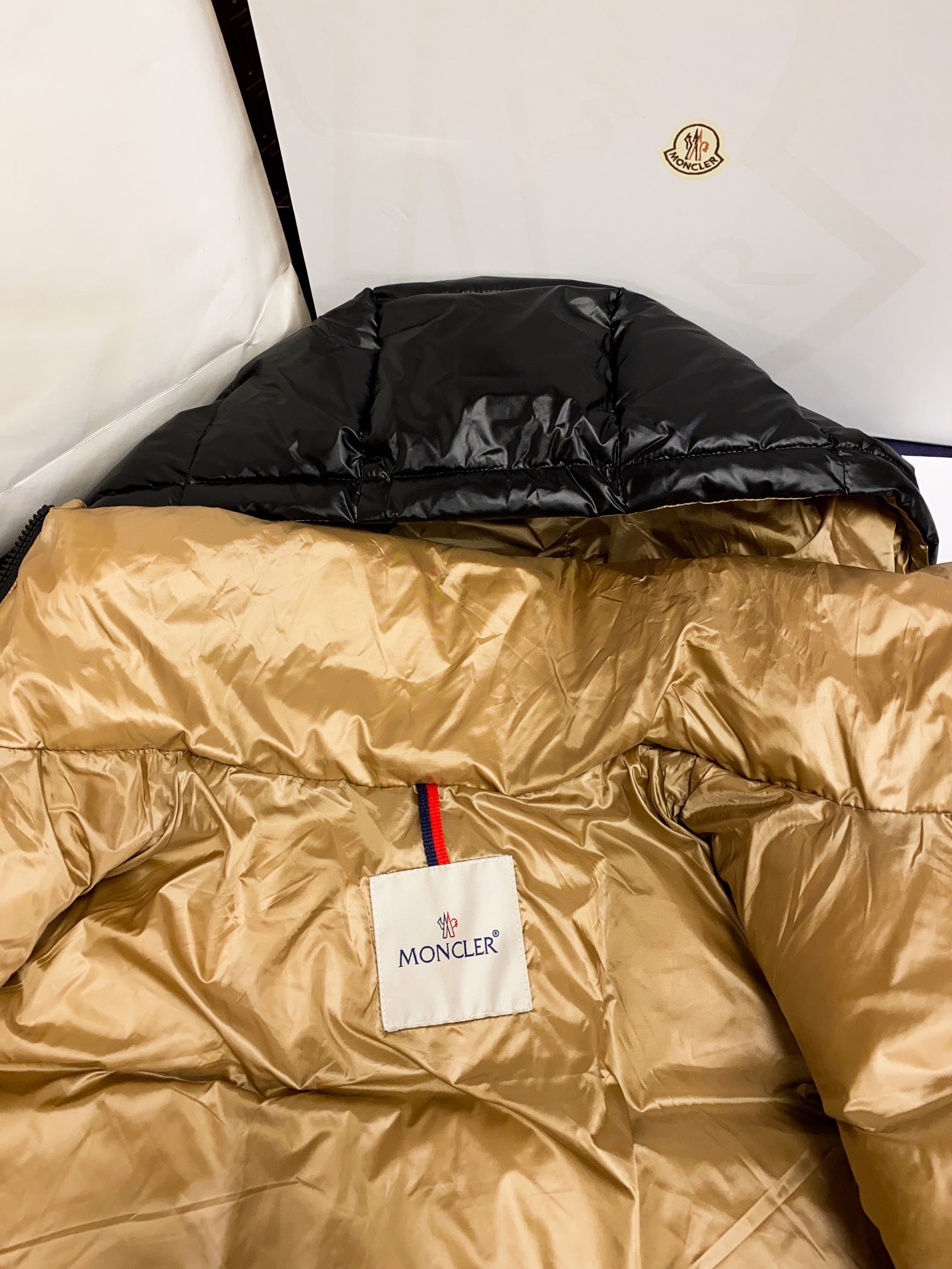 モンクレール「Moncler」ミドル丈フード付きダウンジャケット