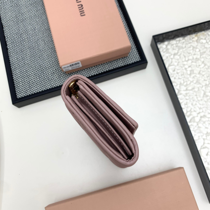 ミュウミュウ「Miu Miu」マテラッセレザー  折り長財布