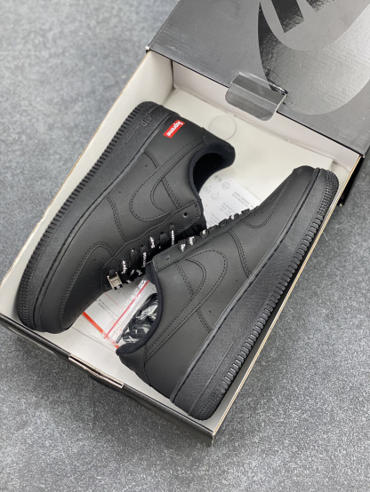 超入手困難「コラボモデル」Supreme × Nike Air Force 1 Low スニーカー