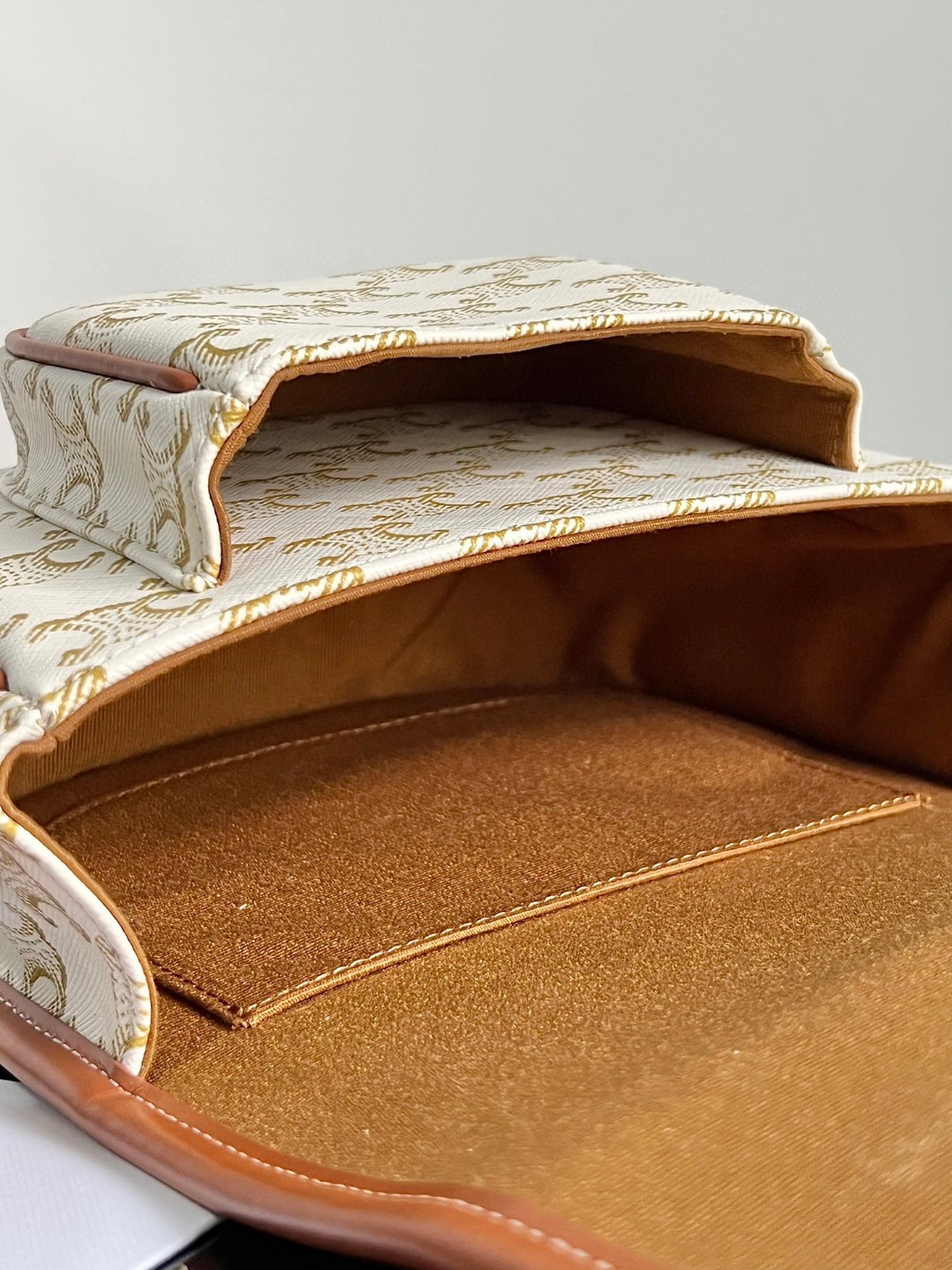 セリーヌ「Celine」FOLCO TRIOMPHE CANVAS サドルバッグ