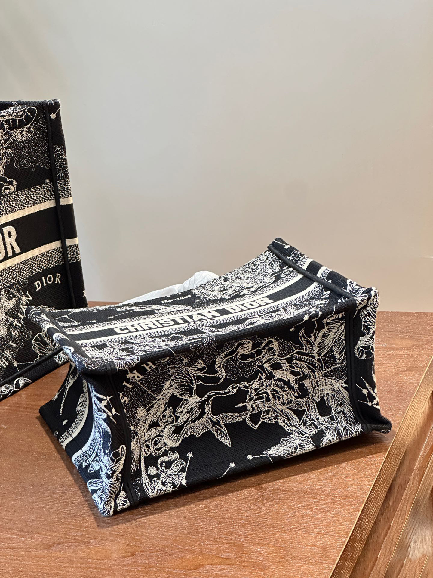 ディオール Dior Book Tote バッグ スモール、ミディアム、ラージの3つのサイズ