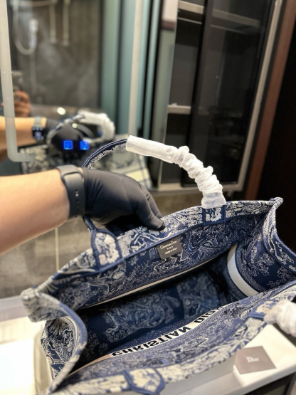 ディオール Dior Book Tote バッグ スモール、ミディアム、ラージの3つのサイズ