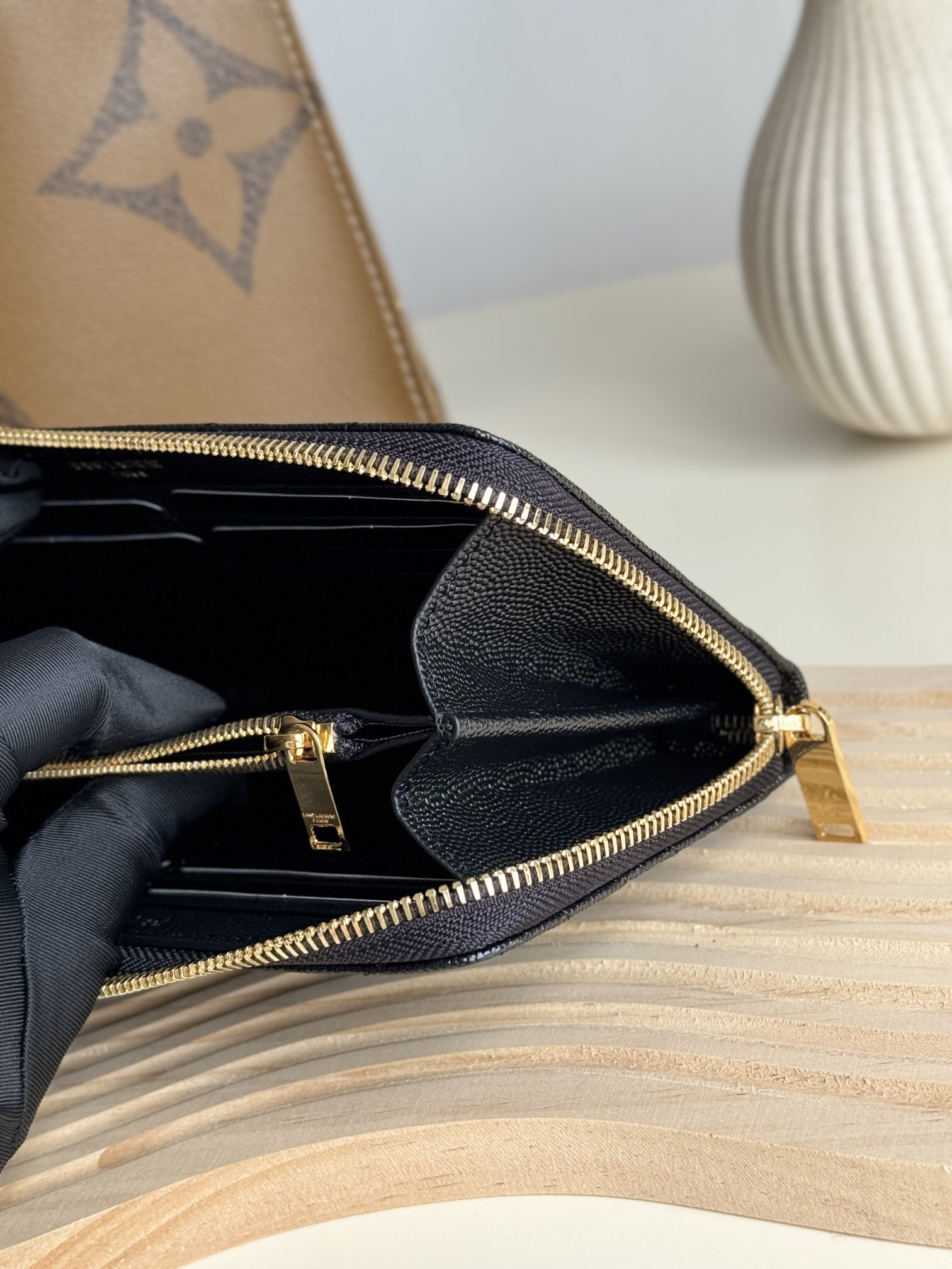 サンローラン「Saint Laurent」モノグラム・サンローラン フルジップウォレット（グレインパウダーテクスチャー キルティングレザー）