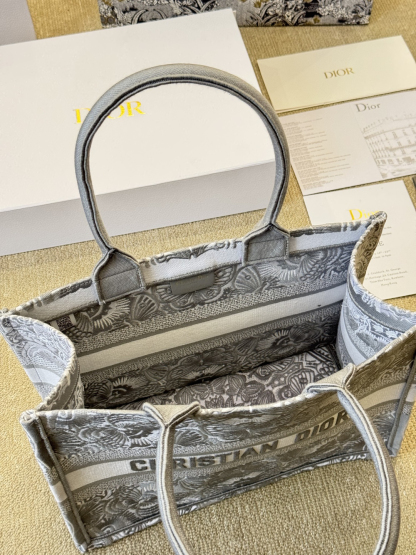 ディオール Dior Book Tote バッグ スモール、ミディアム、ラージの3つのサイズ