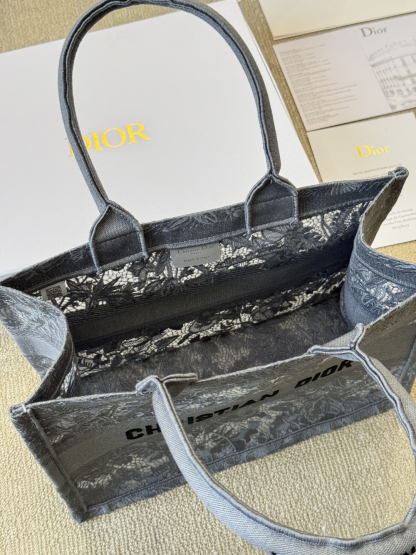 ディオール Dior Book Tote バッグ スモール、ミディアムの2つのサイズ