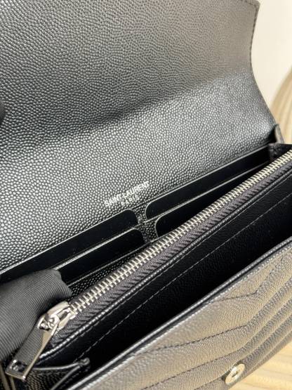 サンローラン「Saint Laurent」カサンドラ ラージウォレット（ラムスキン）