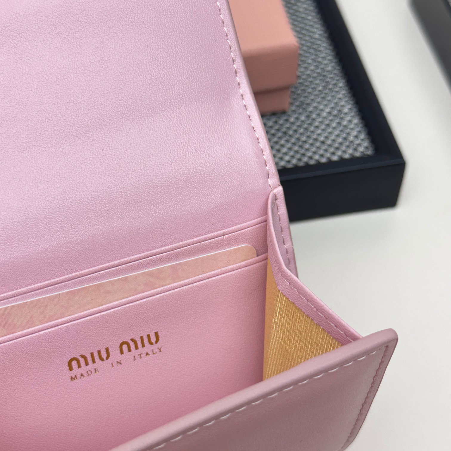 ミュウミュウ「Miu Miu」二つ折りスモールウォレット