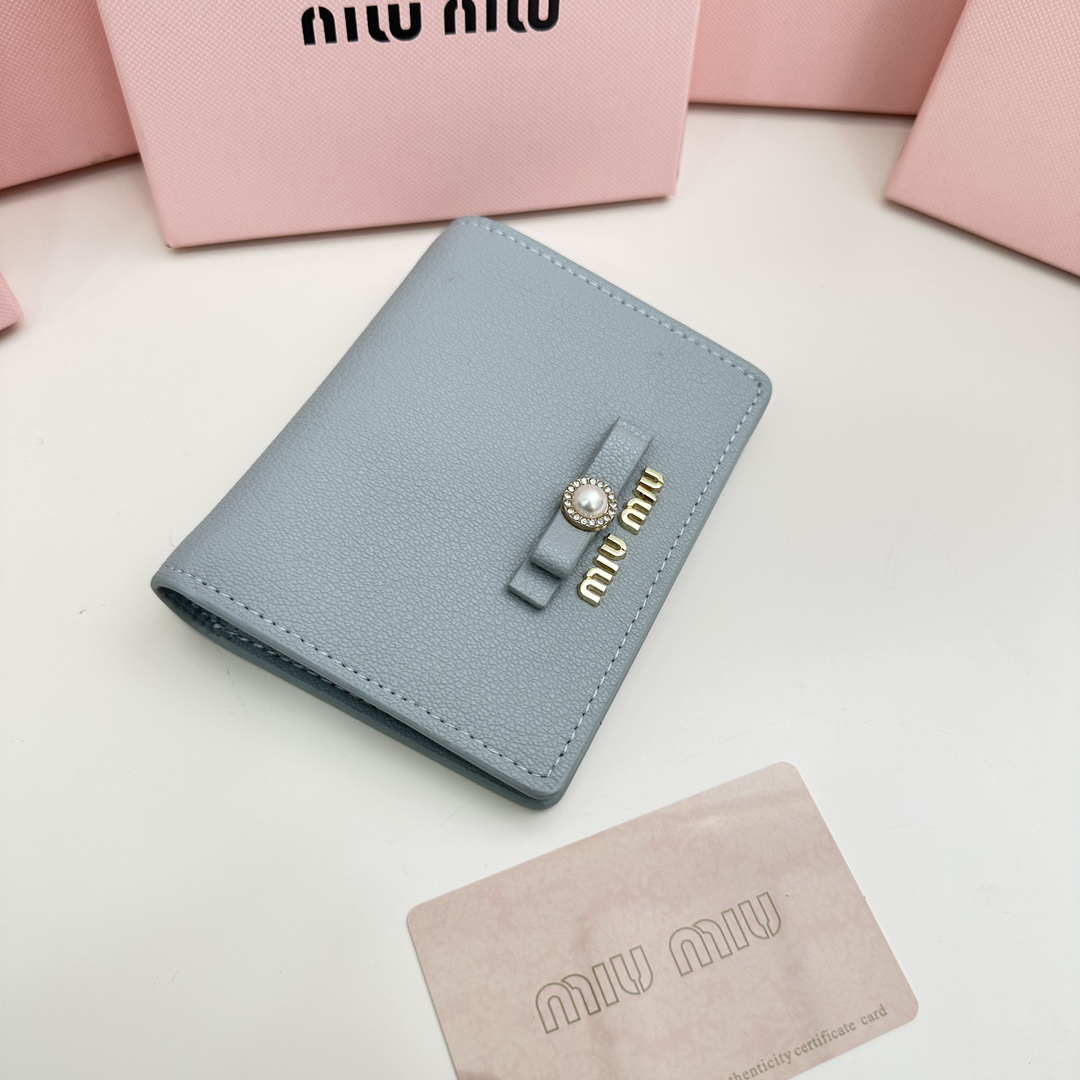ミュウミュウ「Miu Miu」多機能二つ折りスモールウォレット
