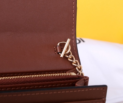 フェンディ「Fendi」高級エンボス牛革の大きな イタリア製財布