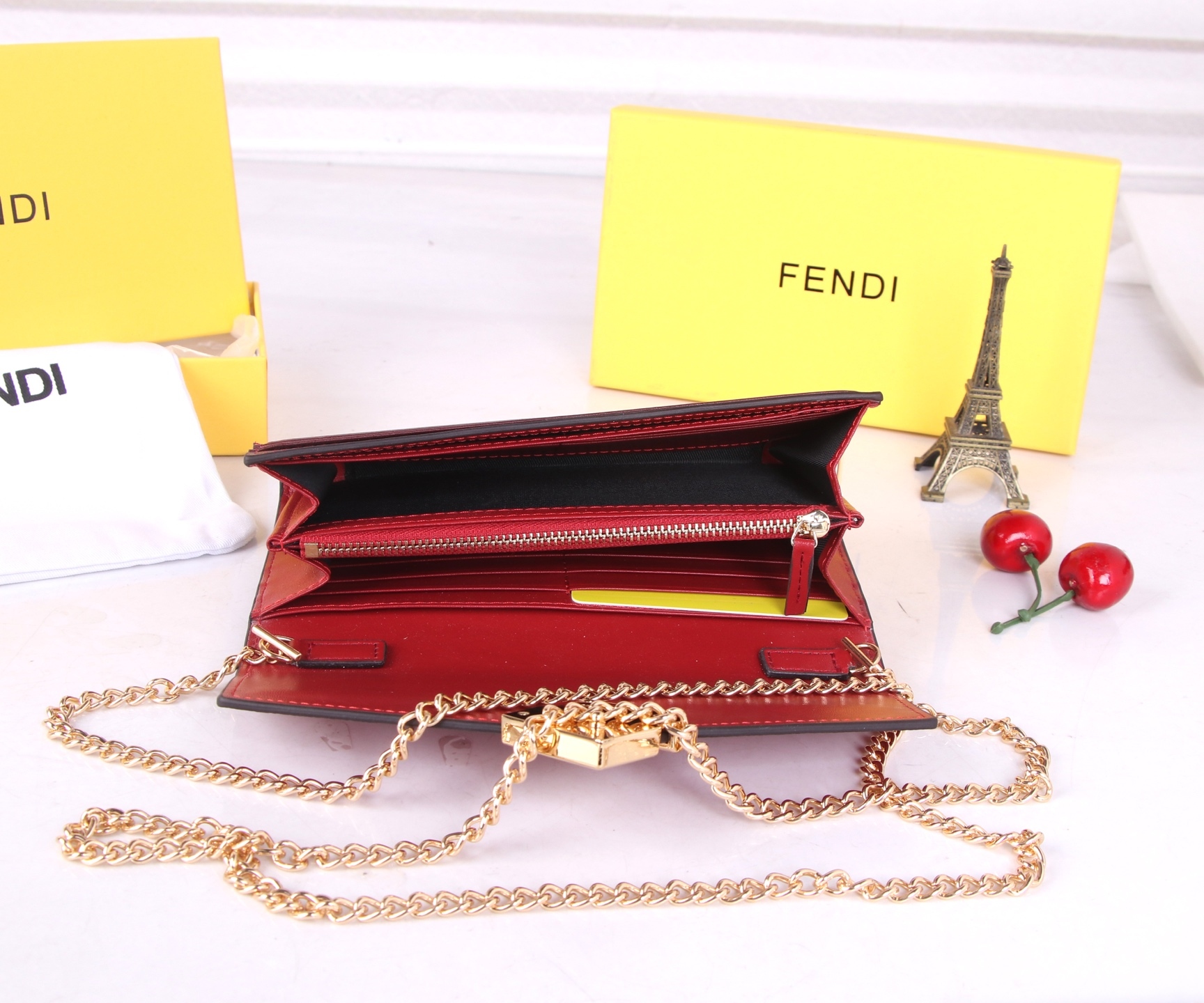 フェンディ「Fendi」高級エンボス牛革の大きな イタリア製財布