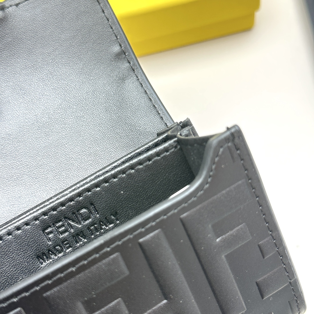 フェンディ「Fendi」高級エンボス牛革の大きな イタリア製財布