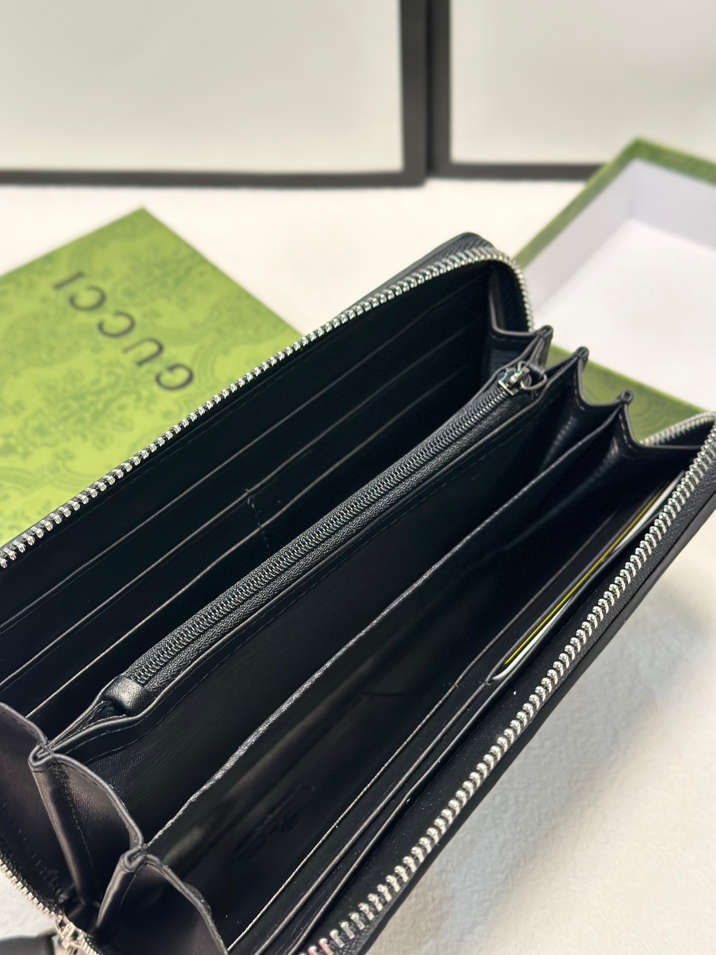 グッチ「Gucci」シグネチャー レザー ウェブ ジップアラウンドウォレット