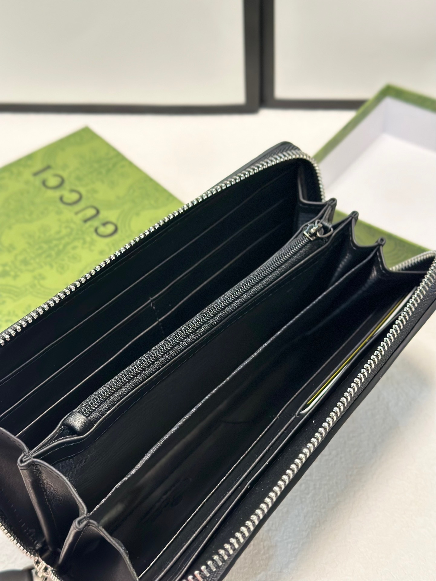 グッチ「Gucci」シグネチャー レザー ウェブ ジップアラウンドウォレット