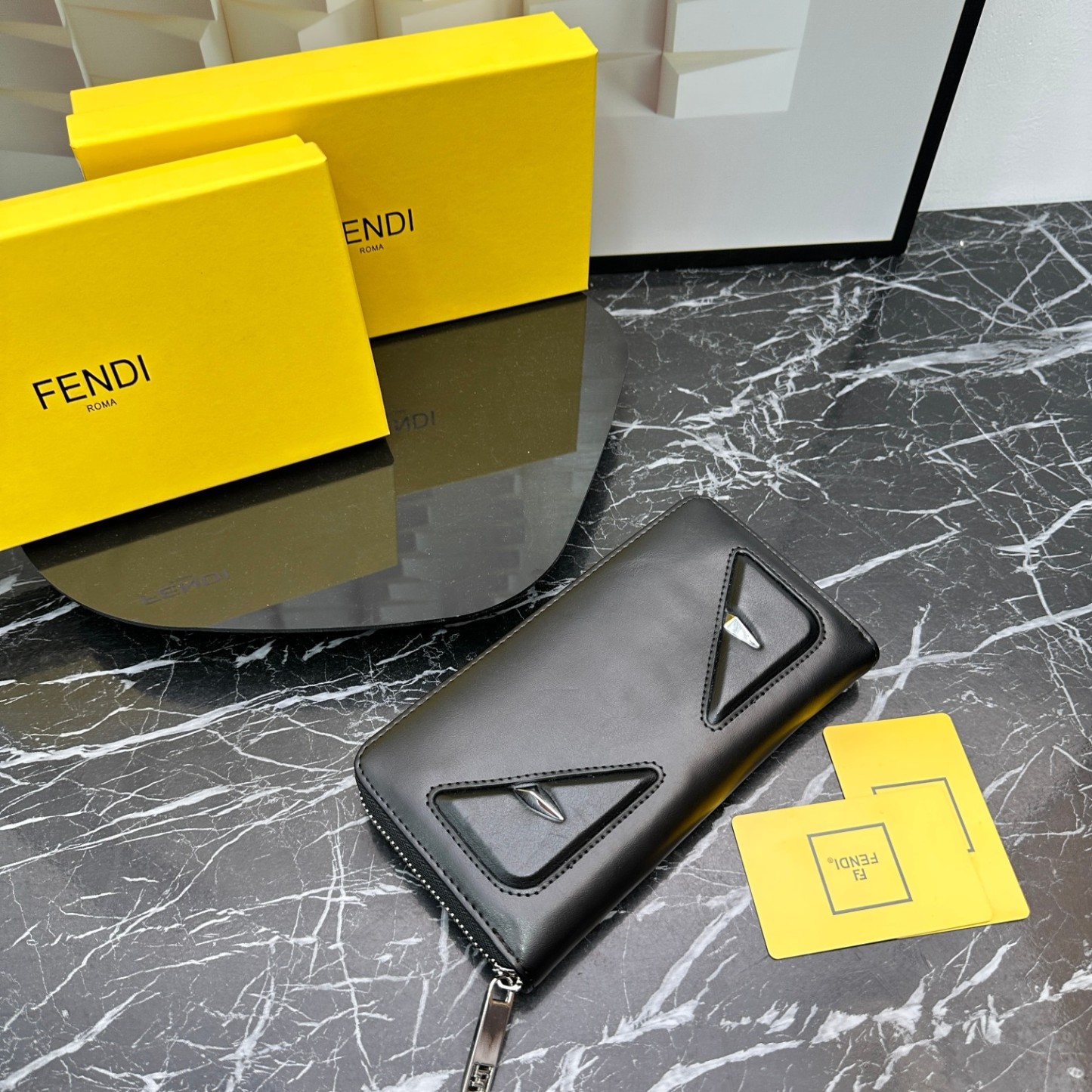 フェンディ「Fendi」高級エンボス牛革の大きな イタリア製財布