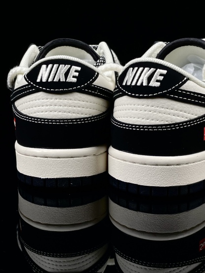 【日本未入荷】超入手困難 Supreme × Nike Dunk sb【代金引換】