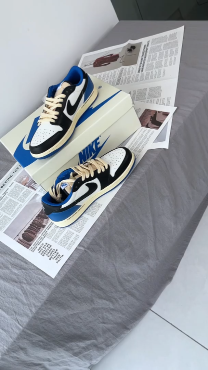 「コラボモデル」Nike Air Jordan 1 Low OG x Travis Scott "Reverse Swoosh" スニーカー