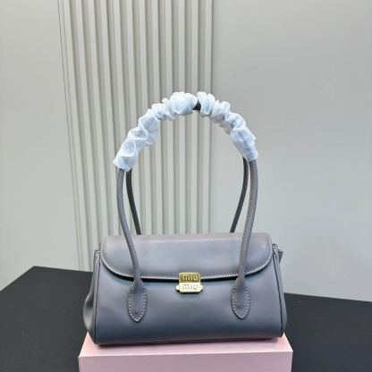 ミュウ ミウ(Miu Miu)ショルダーバッグ・ポシェット（レディース）