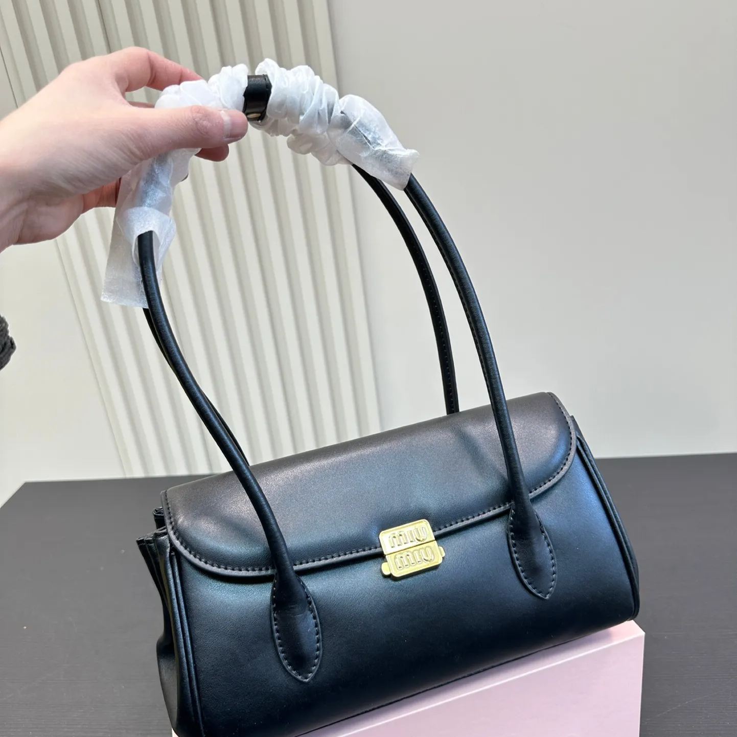 ミュウ ミウ(Miu Miu)ショルダーバッグ・ポシェット（レディース）