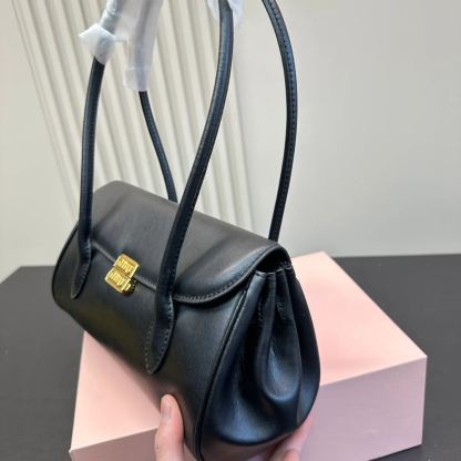 ミュウ ミウ(Miu Miu)ショルダーバッグ・ポシェット（レディース）