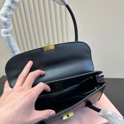 ミュウ ミウ(Miu Miu)ショルダーバッグ・ポシェット（レディース）