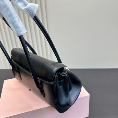 ミュウ ミウ(Miu Miu)ショルダーバッグ・ポシェット（レディース）