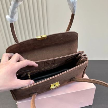 ミュウ ミウ(Miu Miu)ショルダーバッグ・ポシェット（レディース）