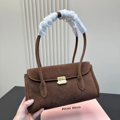 ミュウ ミウ(Miu Miu)ショルダーバッグ・ポシェット（レディース）