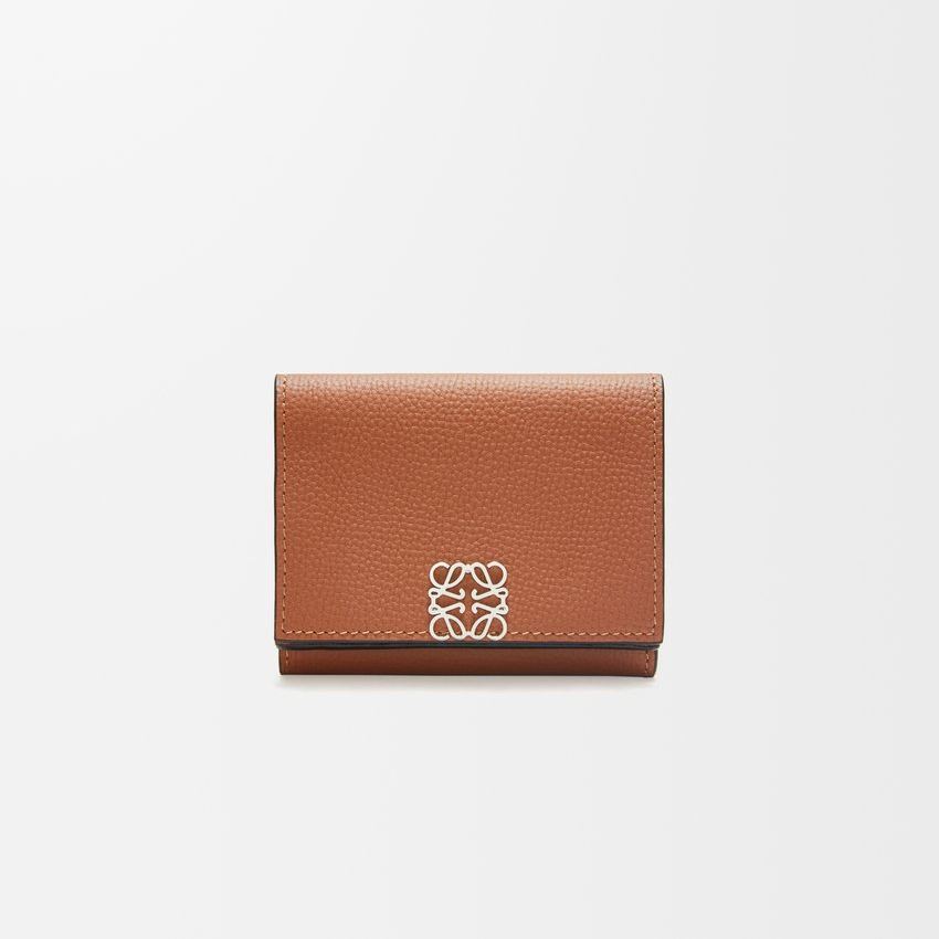 ロエベ「LOEWE」アナグラム トライフォールド ウォレット（ペブルグレインカーフ）