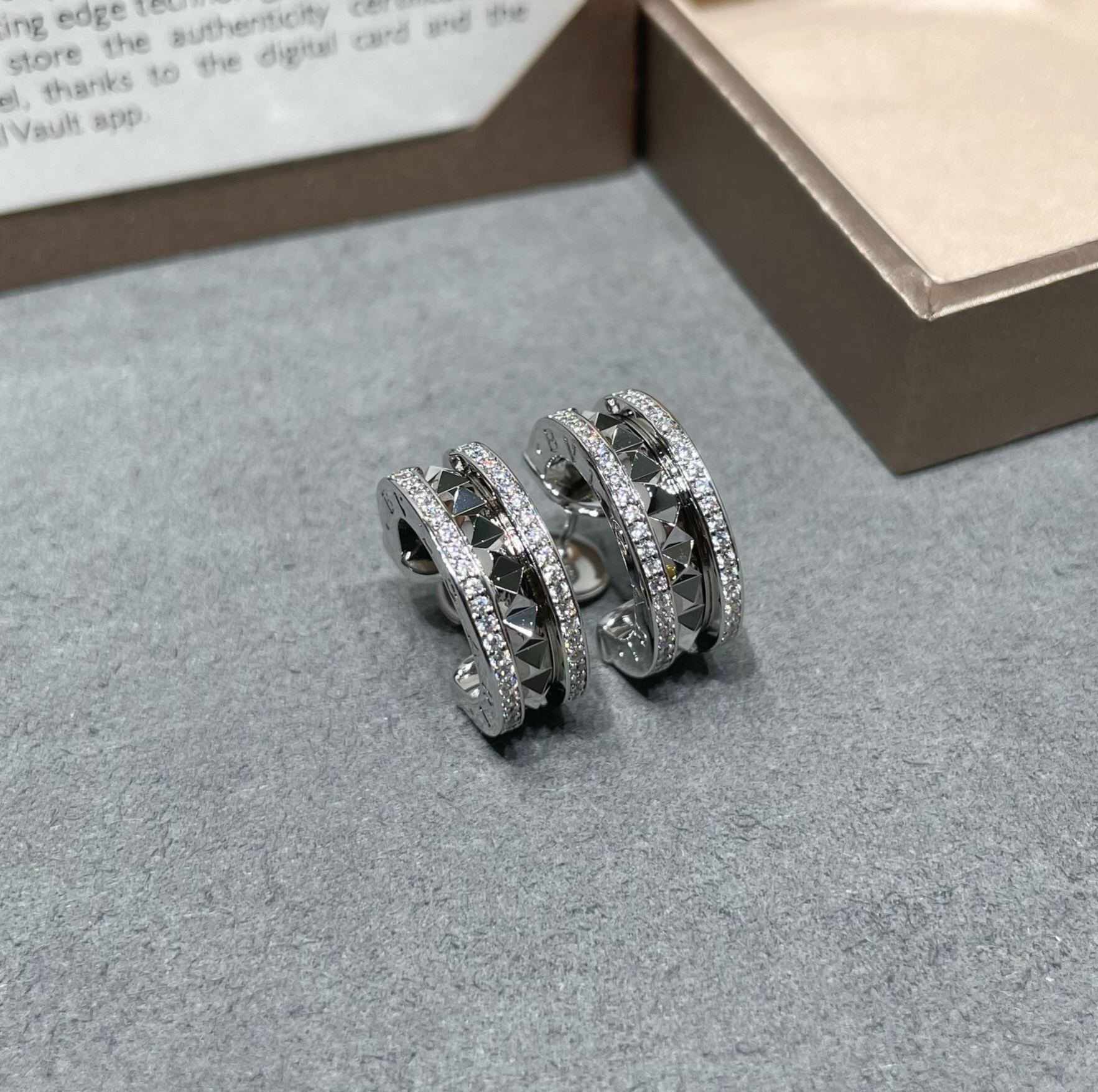 ブルガリ「Bvlgari」両ドリルリベットイヤリング