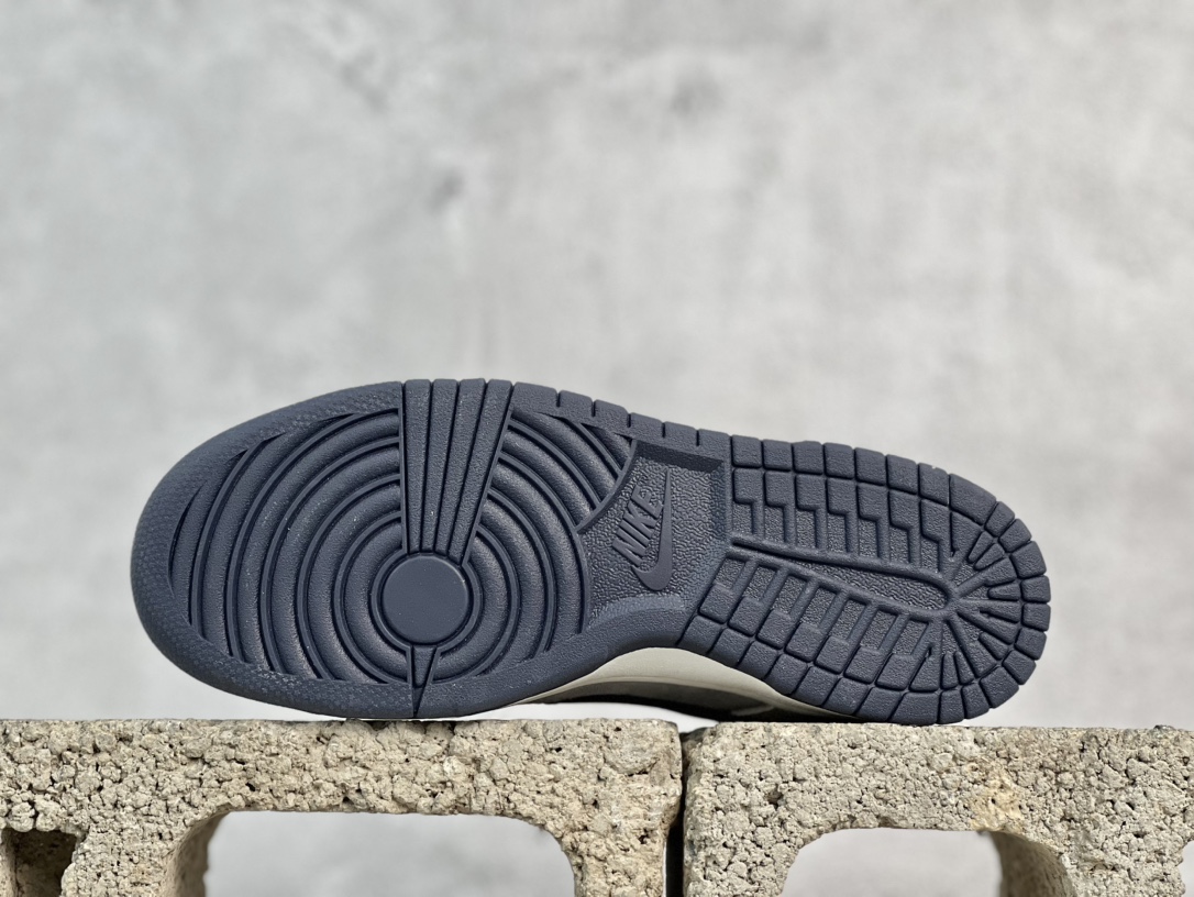 NIKE SB Dunk Low Saint Laurent コラボレーションのトリプルスウォッシュスニーカー