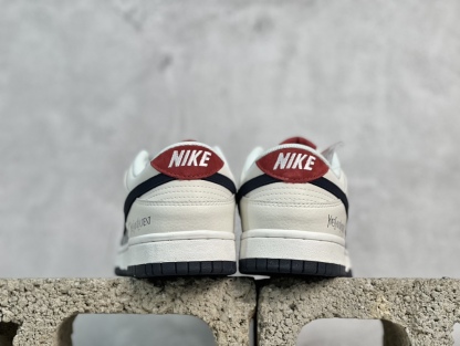 NIKE SB Dunk Low Saint Laurent コラボレーションのトリプルスウォッシュスニーカー