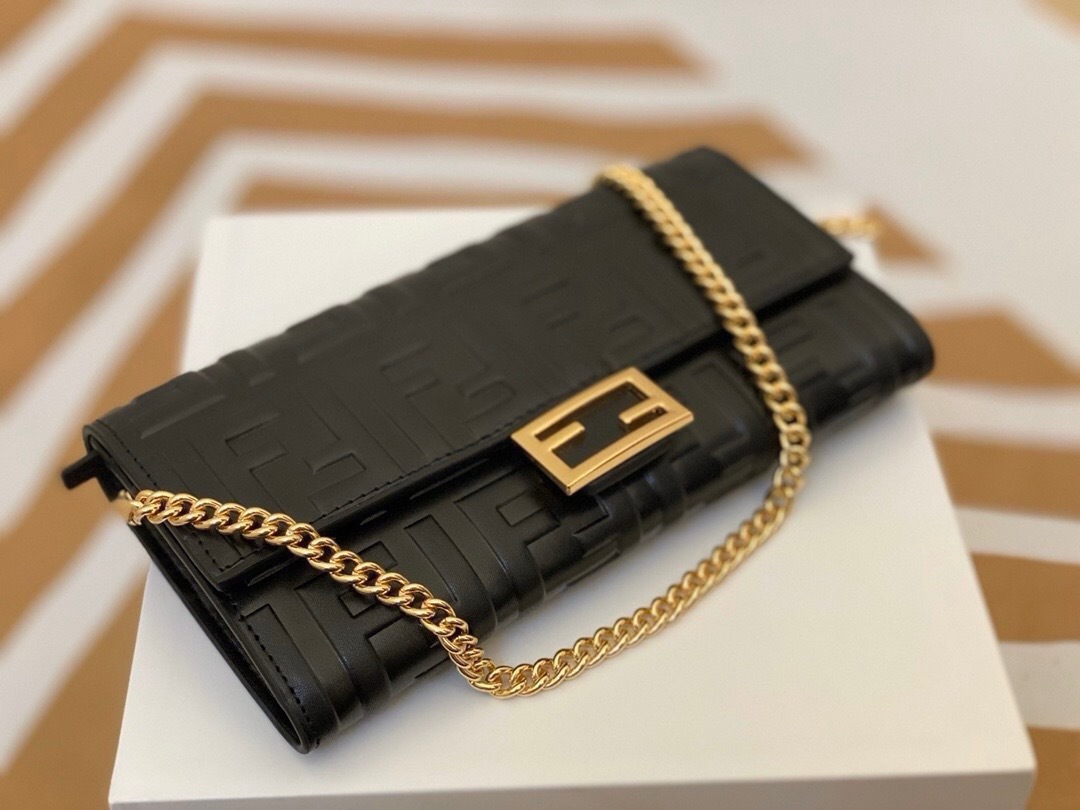 フェンディ(Fendi)FF柄クロスボディバッグ