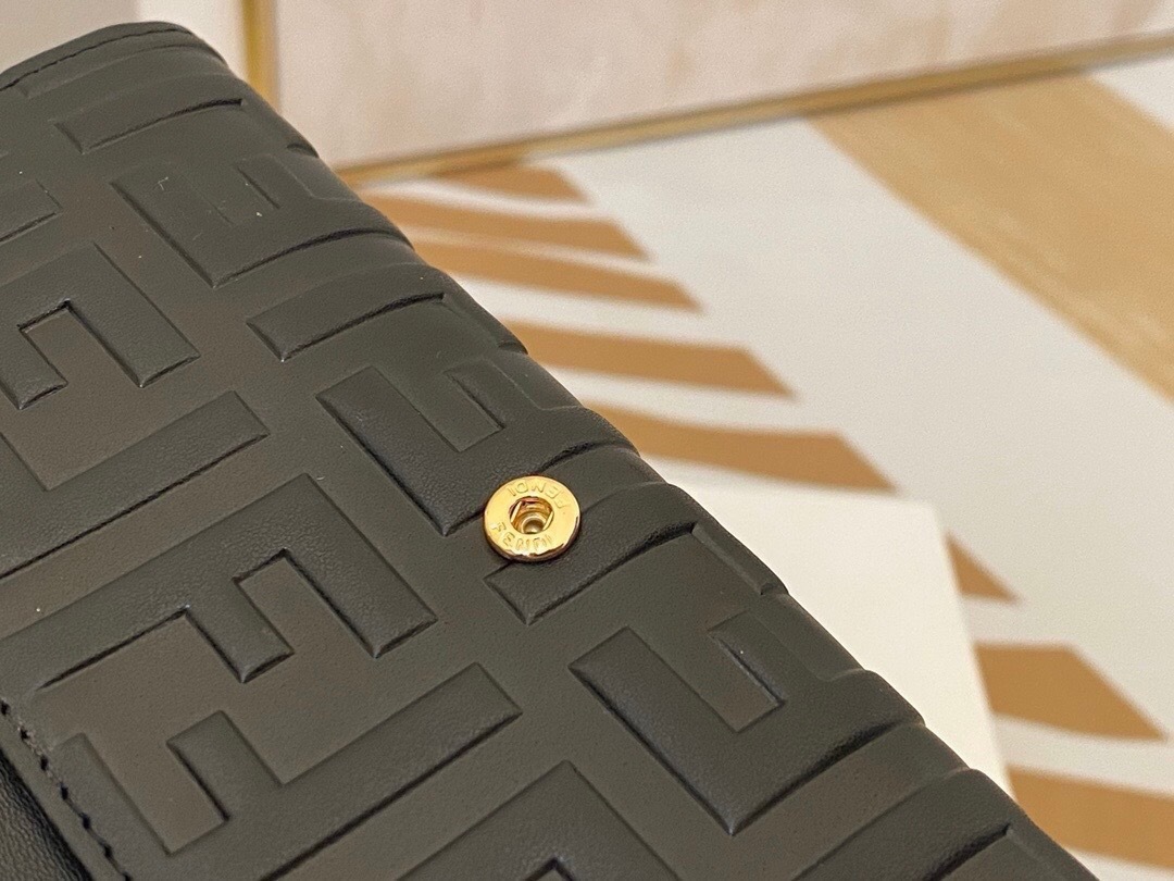 フェンディ(Fendi)FF柄クロスボディバッグ