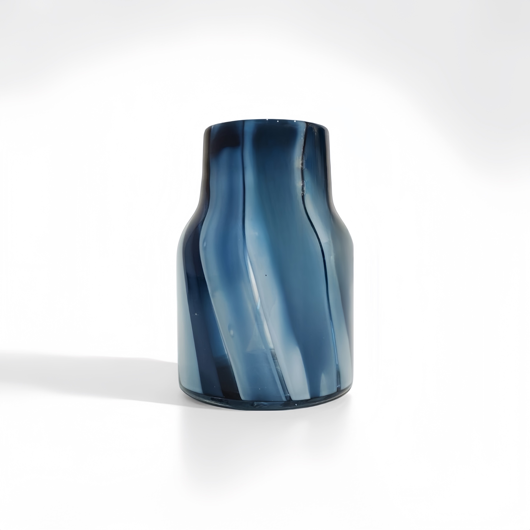 Blue Streak Vase）