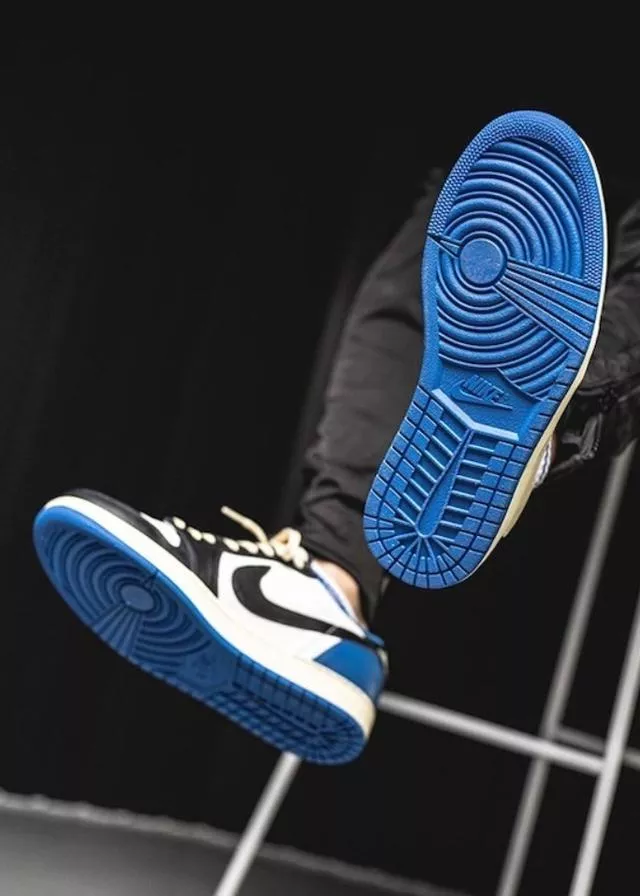 ★NIKE★送関込★激レア確定！世界が欲しがるプレミアムな一足♪ G-DRAGONジョイント名TS X AJ1 MILITARY BLUE 稲妻のとげローカット