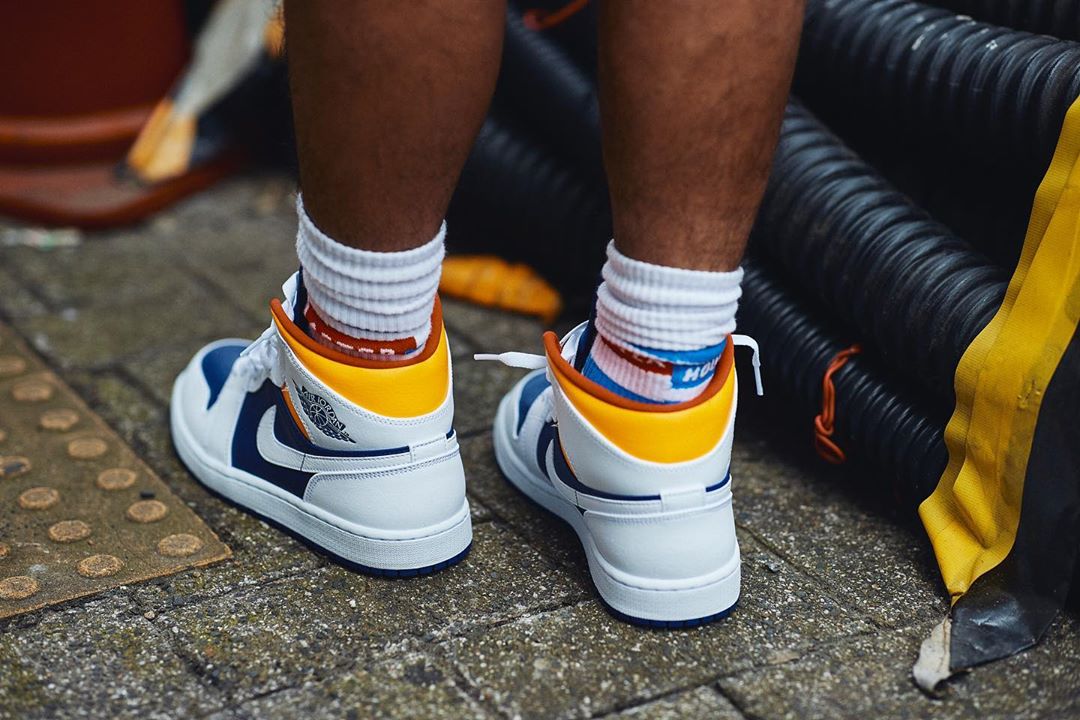 NIKE ナイキ AIR JORDAN 1 MID GS 'WHITE DEEP ROYAL BLUE' エア ジョーダン ワン ミッド キッズサイズモデル "ホワイト ディープロイヤル ブルー" キッズ レディース スニーカー WHITE/LASER ORANGE-DEEP ROYAL BLUE【限定完売モデル】