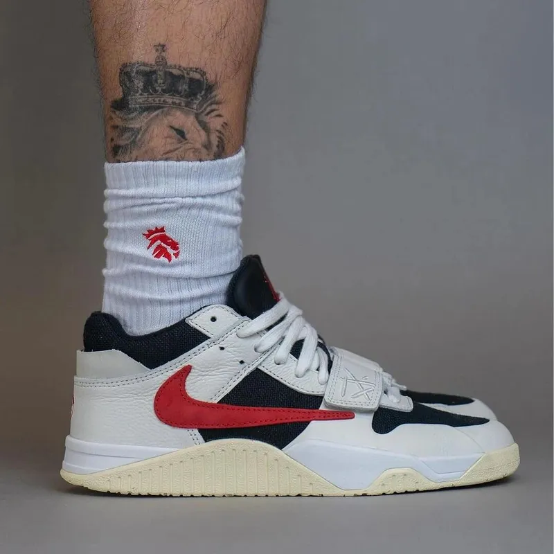 Travis Scott x jordan トラヴィス・スコットの「ジョーダン ジャンプマン ジャック “University Red”」は、赤の逆スウッシュが際立つ！