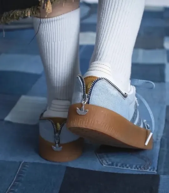 ★おしゃれコラボ atmos pink×adidas Originals Sambaeデニム